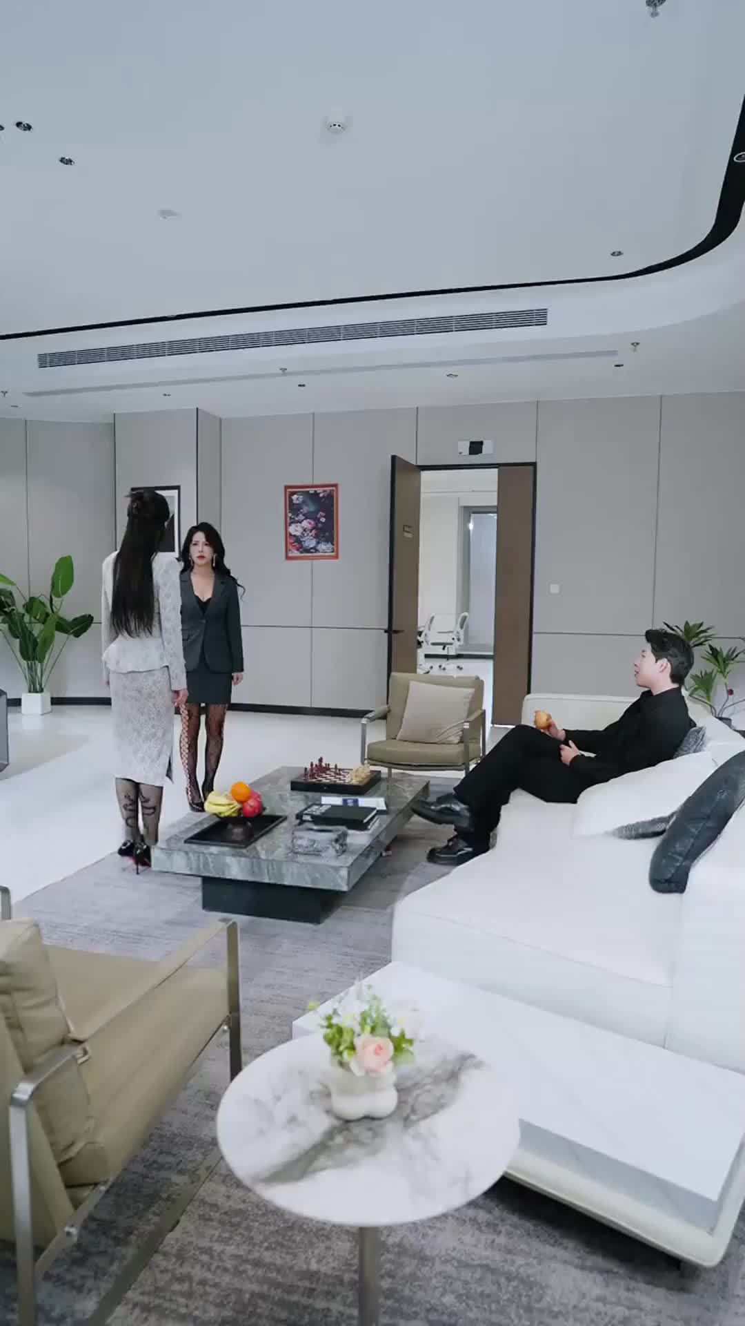 Episode 33 of Badass Driver, Hidden Blade