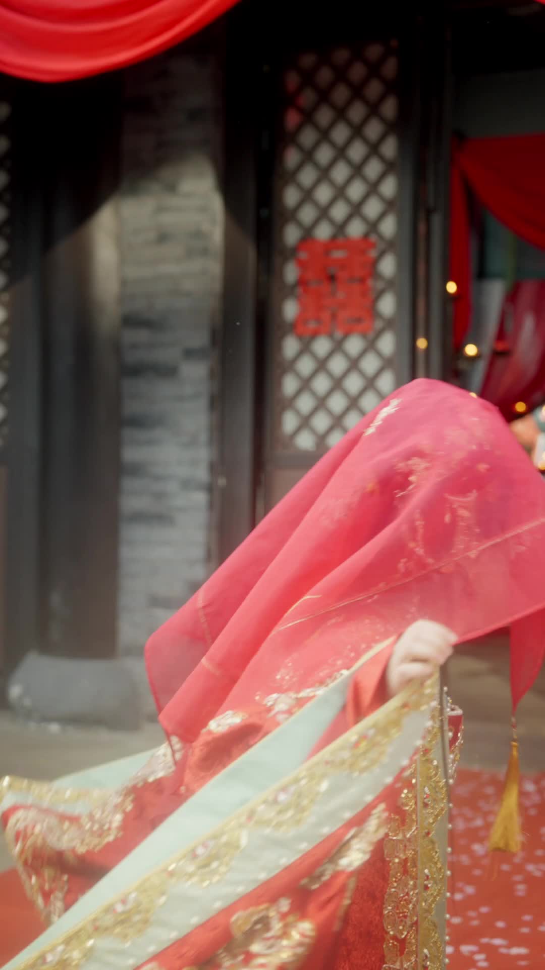 Episode 1 of Golden Cage, Silk Chains