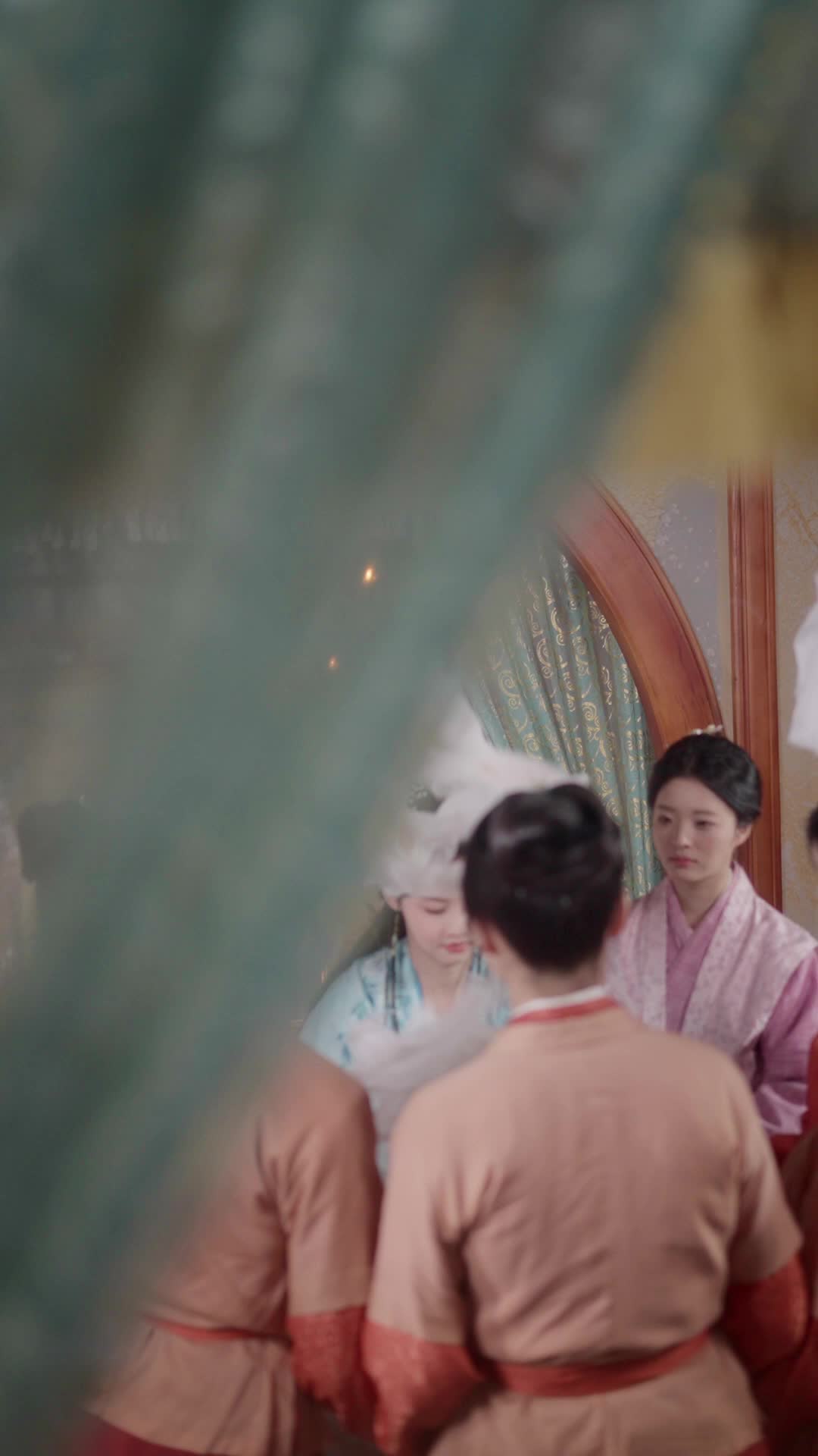 Episode 31 of Golden Cage, Silk Chains