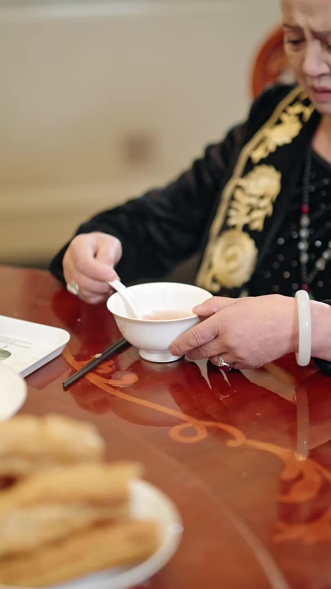 Episodio 10 de La reina que lo deja todo ir
