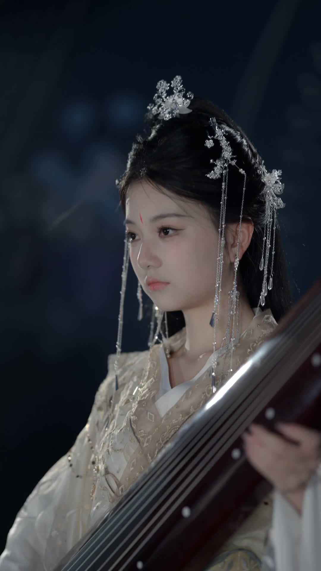 Episode 11 of Not Your Ordinary Heiress—She’s a Goddess