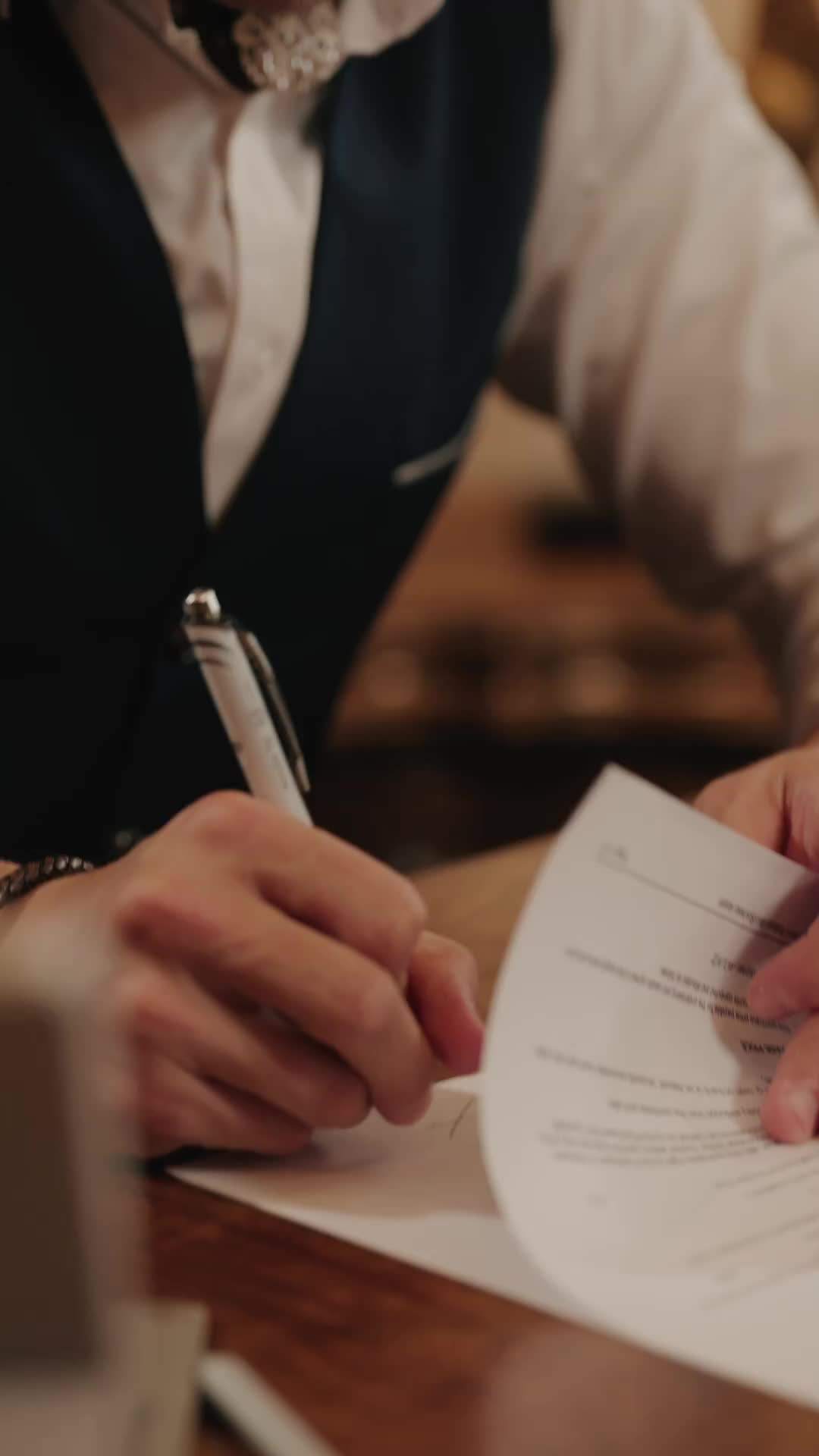 Episode 1 of The Betrayed Mother is the Divine Heiress