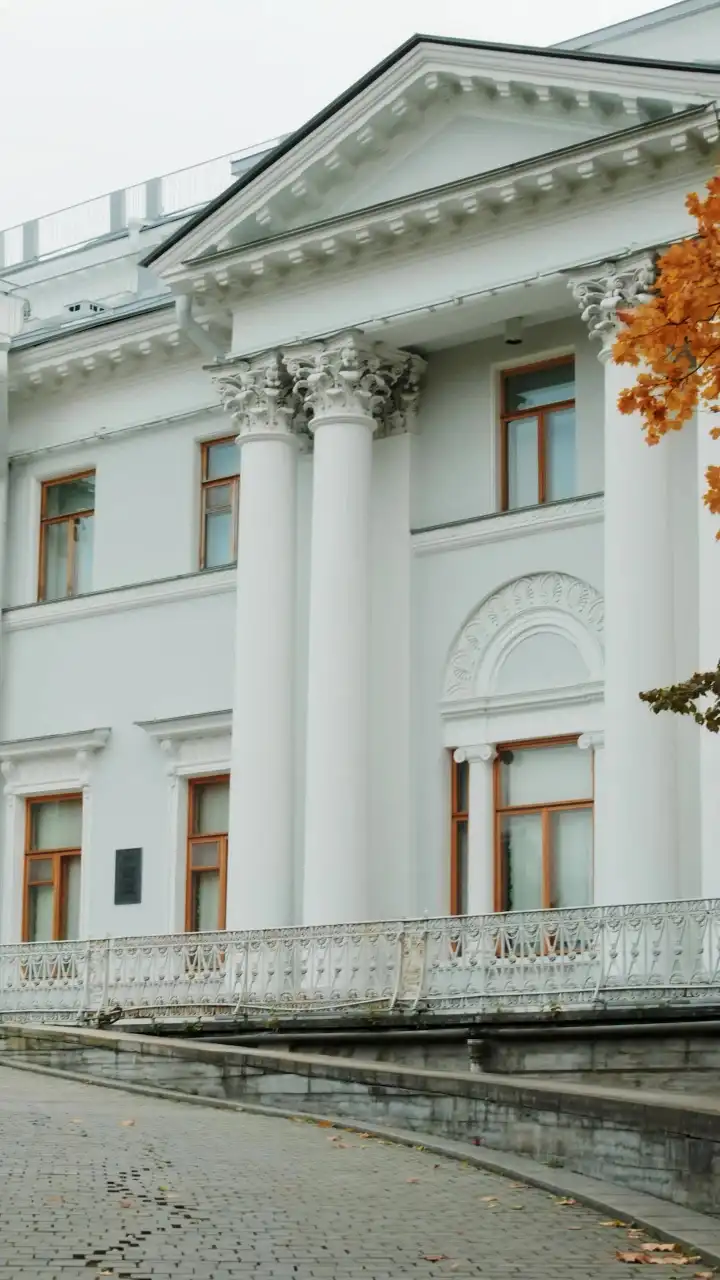 Episode 3 of The Heiress Is Back, Three Brothers on Their Knees